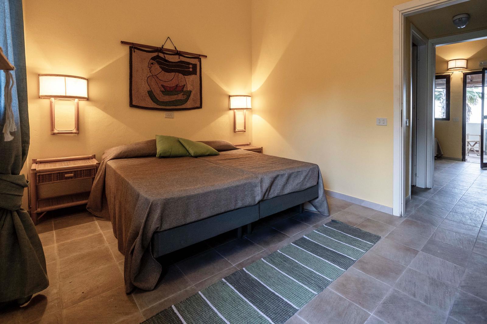 Soggiorno luminoso con arredamento moderno
