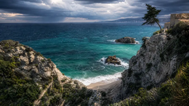 Capo Vaticano a novembre: scogliere e mare mosso sotto un cielo autunnale