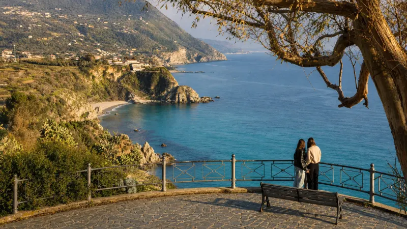 Capo Vaticano spiagge e faro sul promontorio con vista sul Tirreno e sulle Isole Eolie