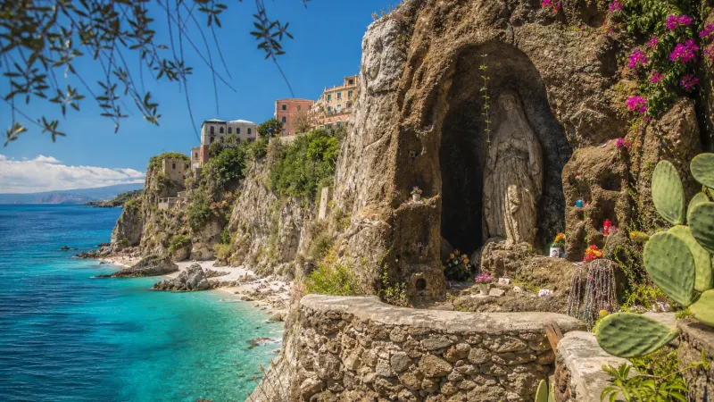 La chiesetta di Piedigrotta a Pizzo, chiesa scavata nel tufo a filo del mare, nella luce del pomeriggio