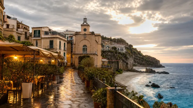 Vicolo del centro storico bagnato dalla pioggia sulla Costa degli Dei: cosa fare in Calabria quando piove