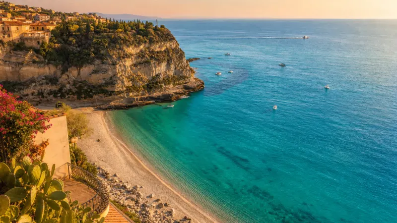 Costa degli Dei in Calabria con mare turchese, scogliere e borghi affacciati sul Tirreno