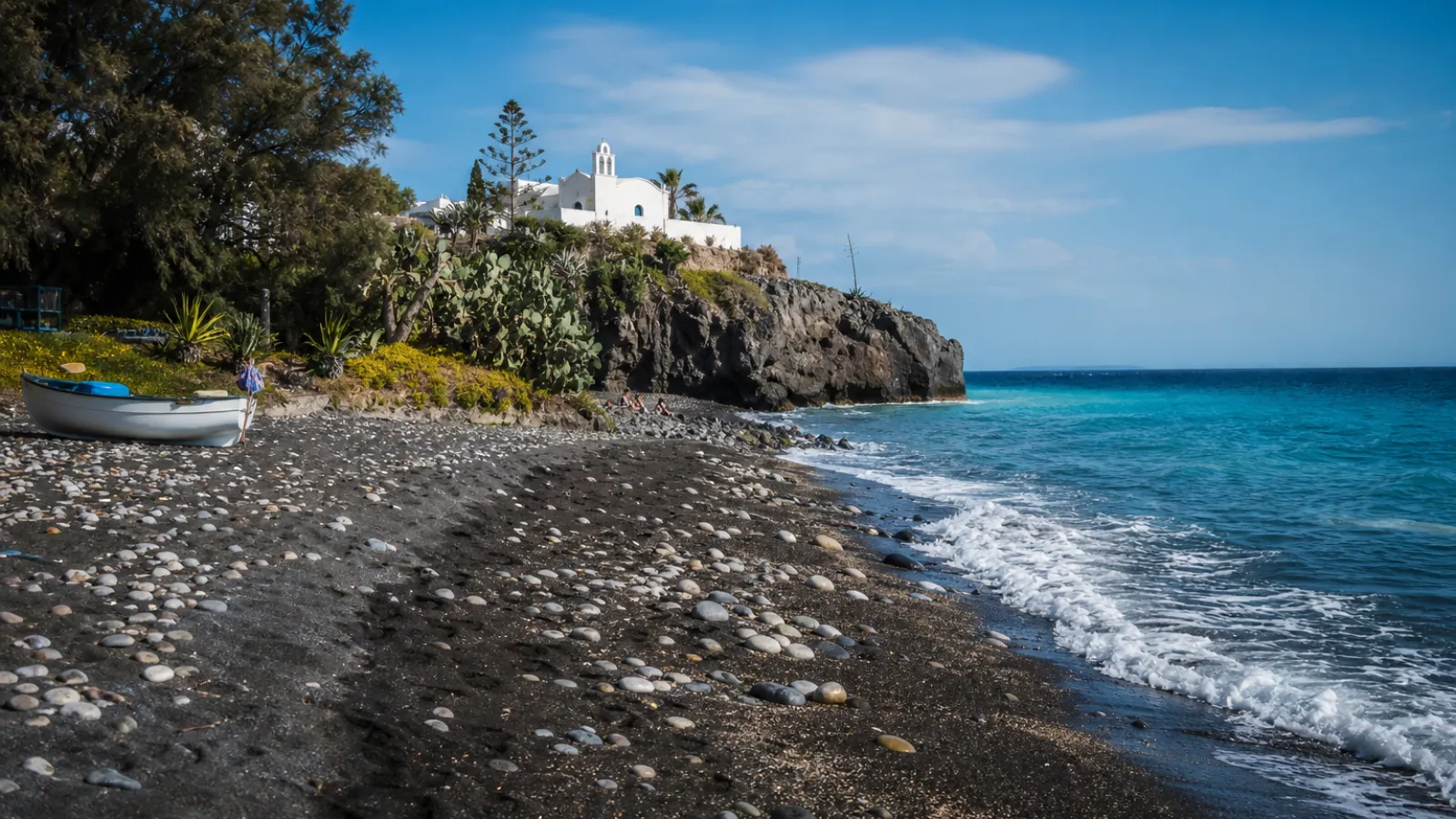 Costa vulcanica delle Isole Eolie con mare turchese e rocce scure