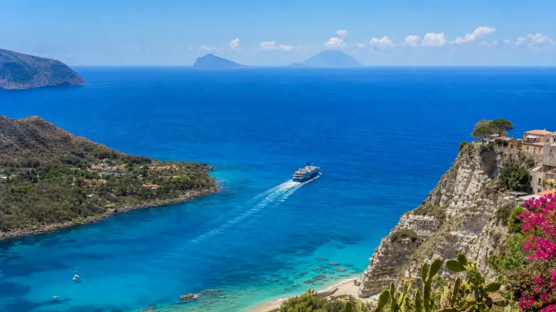 Escursione Eolie da Tropea in barca verso Stromboli, Lipari e Vulcano sul Tirreno