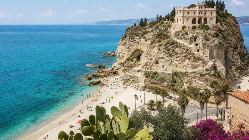 Folla festante e luminarie durante gli eventi Tropea estate sulla Costa degli Dei