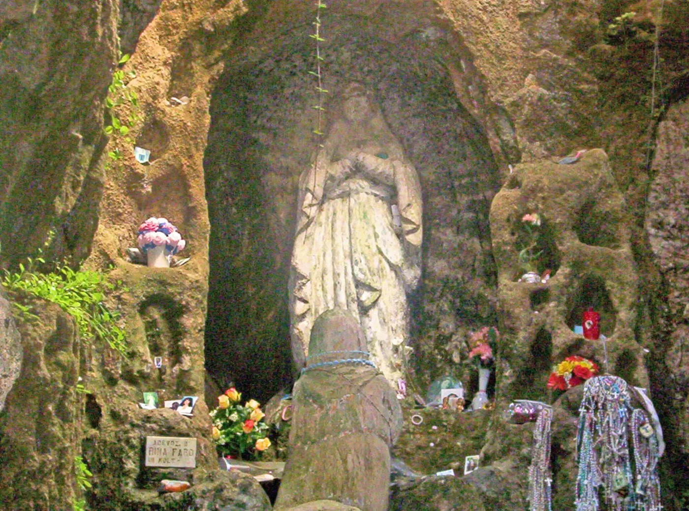 La chiesetta di Piedigrotta a Pizzo, chiesa scavata nel tufo a filo del mare, nella luce del pomeriggio