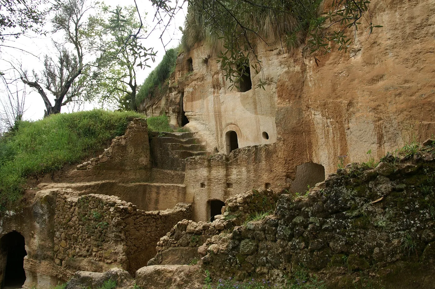 Zungri-insediamento-rupestre-f