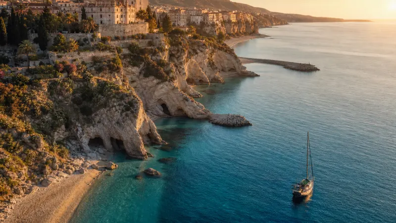 Gita in barca Tropea con vista sulla rupe e sul mare della Costa degli Dei