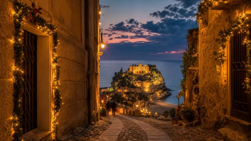 Luminarie Tropea nel centro storico a Natale con vista sul Tirreno e Santa Maria dell’Isola