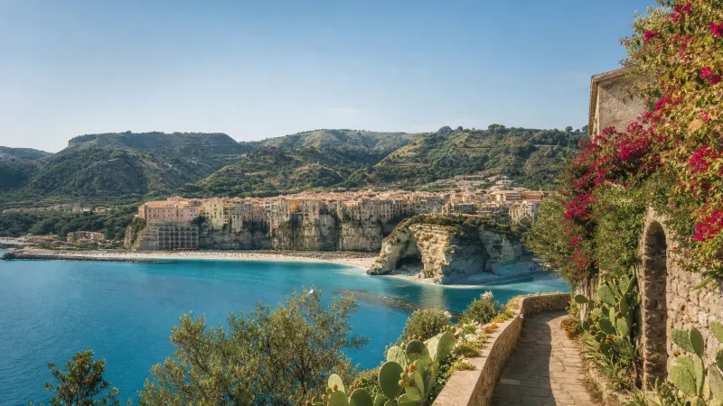 Meteo Calabria ottobre: panorama autunnale della Costa degli Dei con cielo parzialmente nuvoloso e mare calmo.