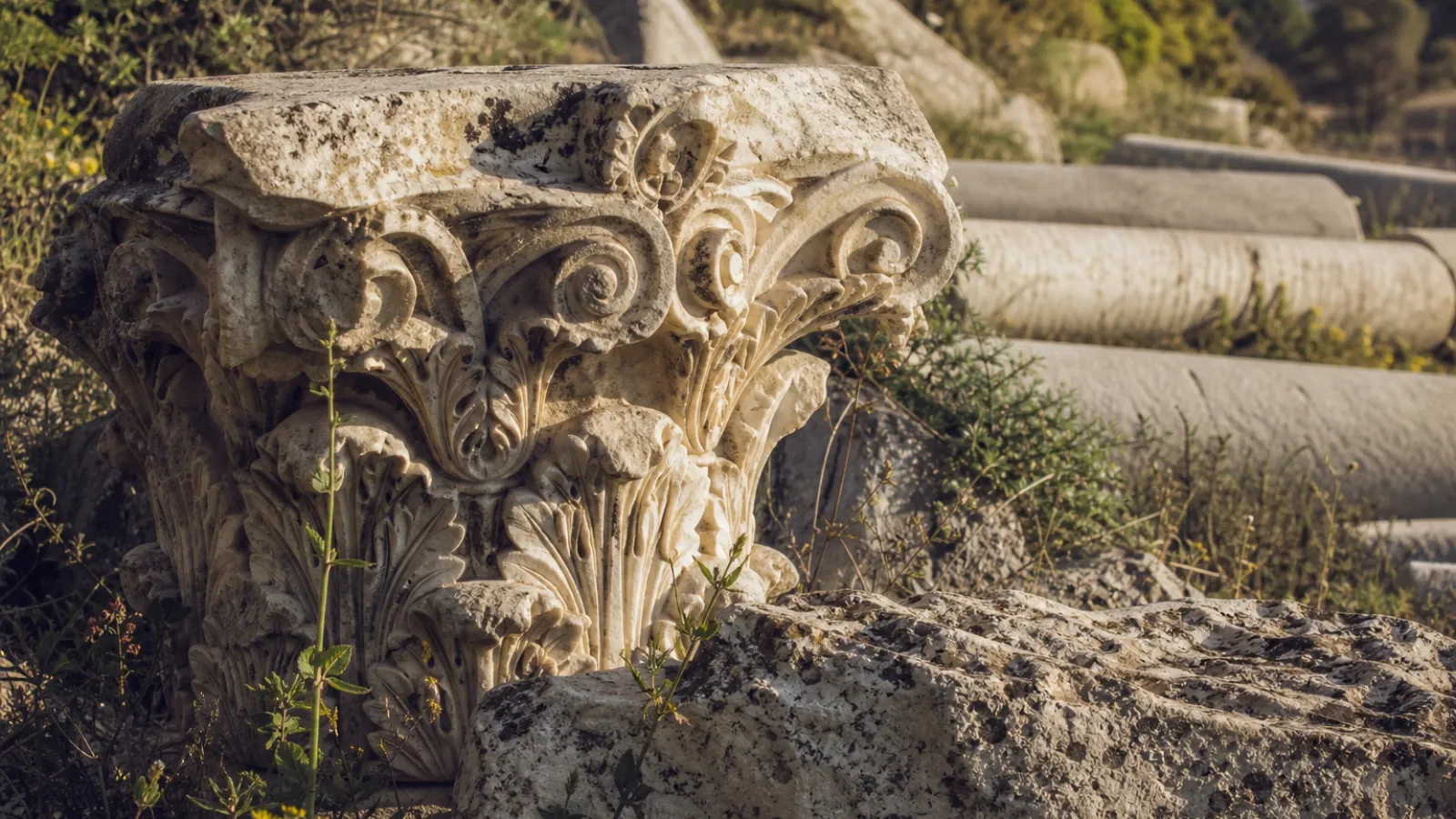 Dettaglio di capitelli e reperti marmorei medievali nel parco archeologico di Mileto Antica