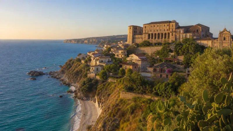 Nicotera cosa vedere: il Castello Ruffo con le tre torri angolari sul borgo storico affacciato sul Tirreno