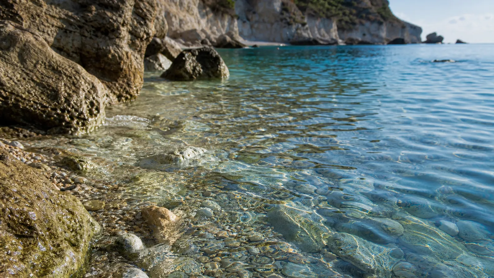 Acqua limpida e rocce sulla spiaggia di Michelino a Parghelia lungo la Costa degli Dei