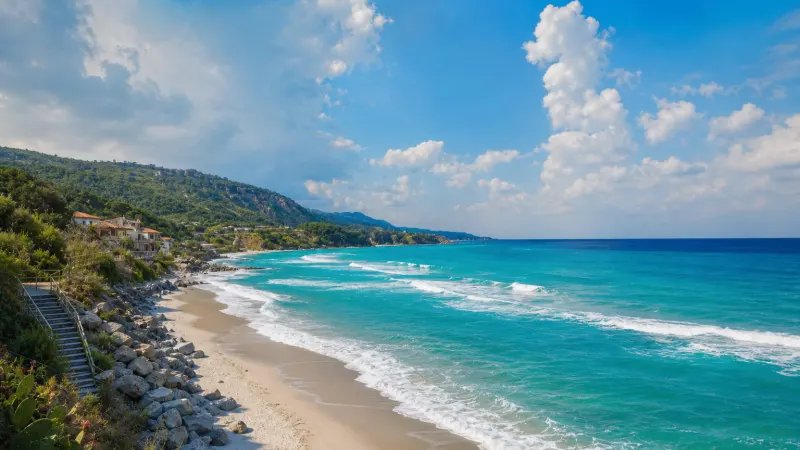 Spiaggia Michelino Parghelia vista dall’alto con mare turchese, scogliere e macchia mediterranea