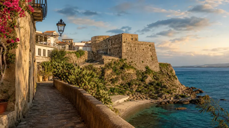Pizzo autunno: il borgo sul mare con il Castello Murat illuminato dalla luce dorata del tardo pomeriggio