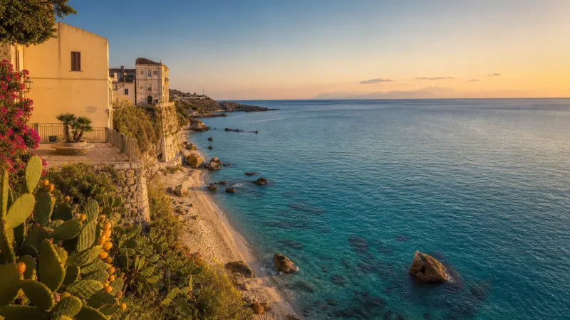 Quando andare in Calabria al mare sulla Costa degli Dei con tramonto sul Tirreno e falesie