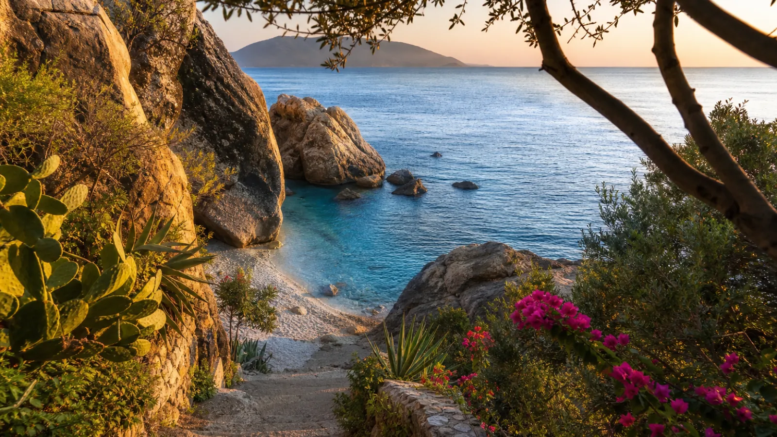 Caletta selvaggia con scogliere granitiche e macchia mediterranea raggiungibile da un sentiero, tra Ricadi e Capo Vaticano