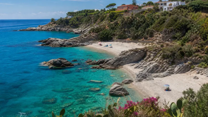 Spiagge Ricadi: le baie sabbiose di Grotticelle con mare limpido sulla Costa degli Dei