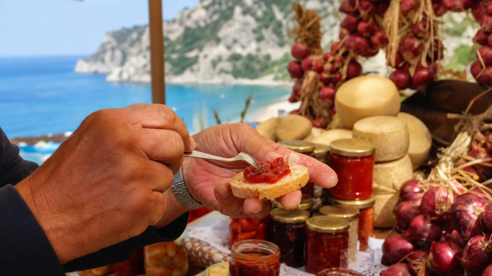 Banco di un mercato sulla costa tirrenica calabrese con conserve piccanti, cipolle rosse e formaggi