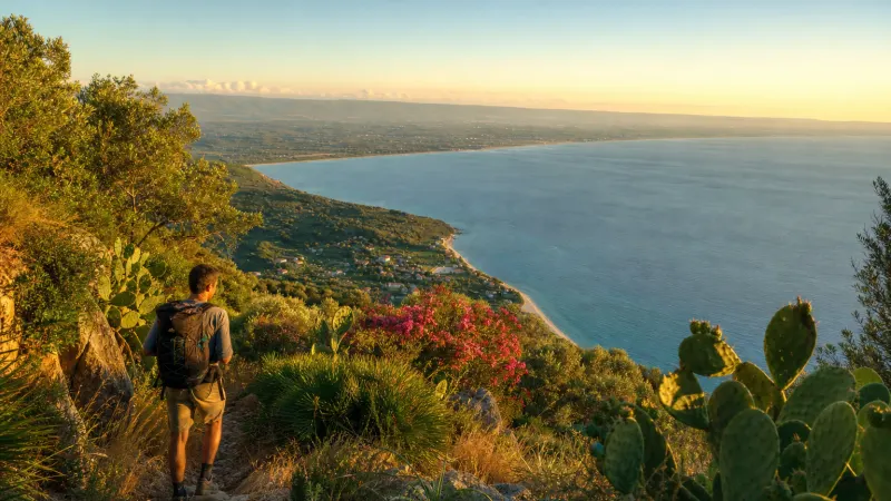 Trekking Calabria mare: sentiero panoramico sulla Costa degli Dei con vista sul Tirreno