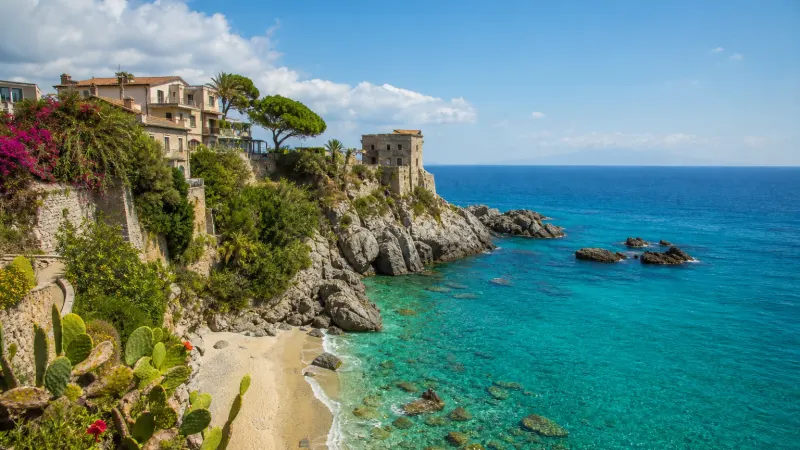 Veduta aerea di Serra San Bruno con la Certosa di Santo Stefano tra i boschi delle Serre Vibonesi: cosa vedere