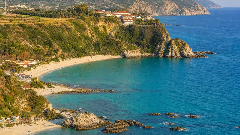 Spiagge Costa degli Dei: vista aerea di una spiaggia di sabbia e scogliere sulla costa tirrenica calabrese