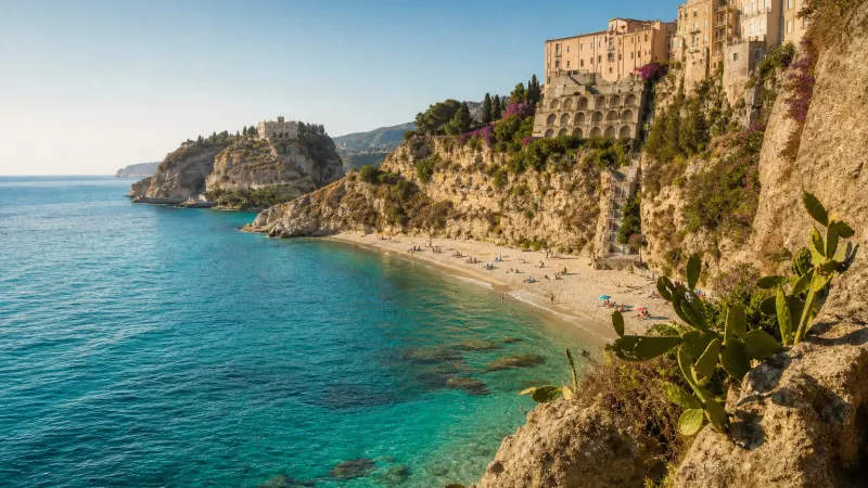 Spiaggia della Rotonda a Tropea con l'Isola Bella e il santuario di Santa Maria dell'Isola sullo sfondo