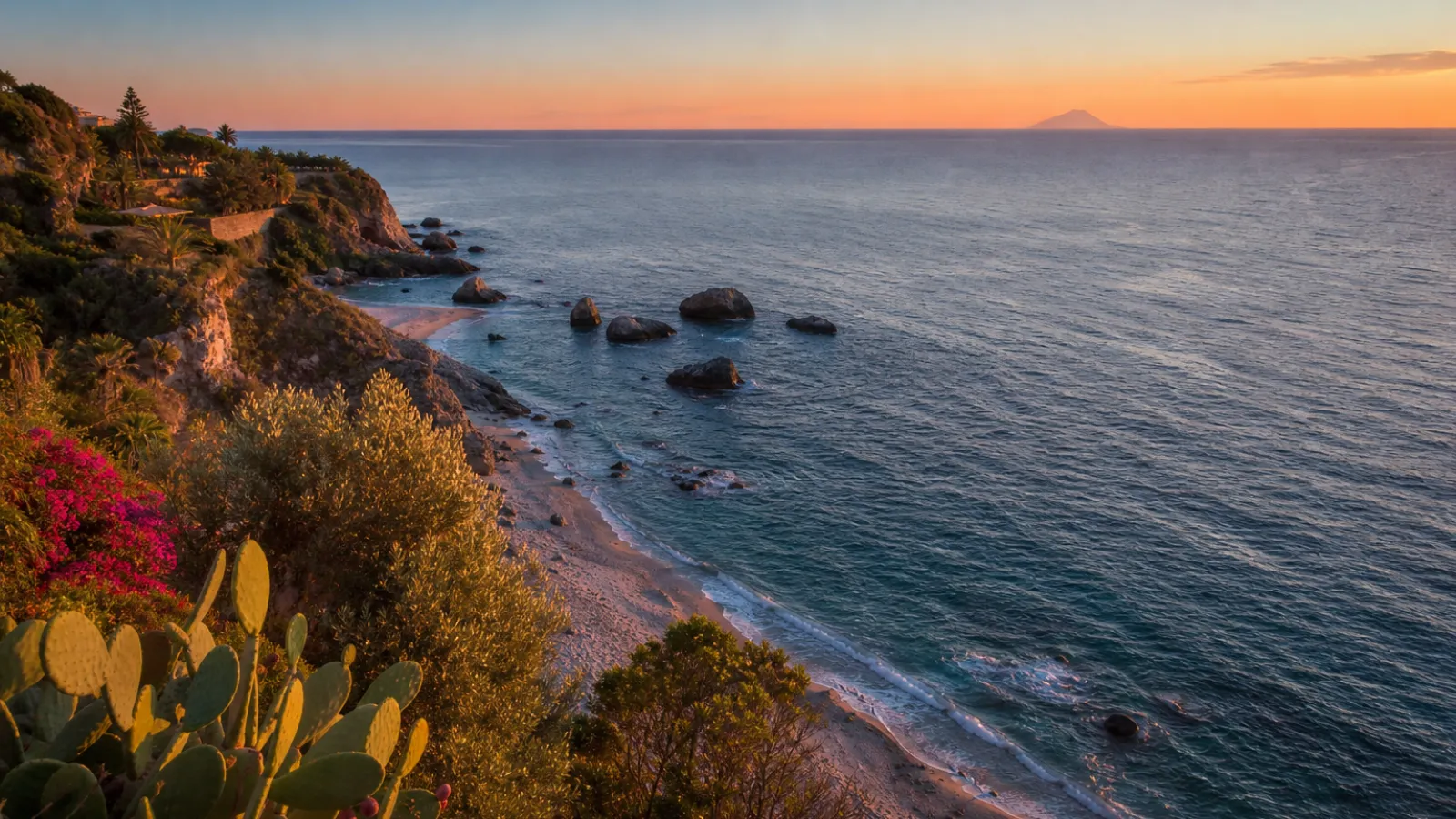 Tramonto sulla spiaggia di Sant'Irene a Briatico con luce dorata sul mare