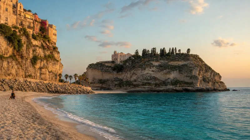 Tropea cosa vedere: centro storico sulla rupe e Santuario di Santa Maria dell’Isola sul mare