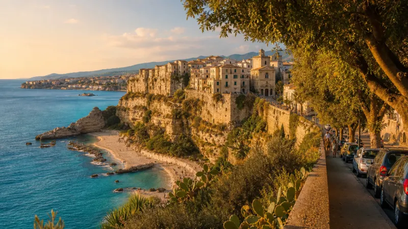 Parcheggio a Tropea: auto parcheggiate vicino al centro storico affacciato sul mare Tirreno al tramonto