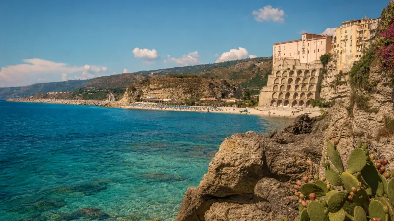 Spiagge Tropea raggiungibili a piedi: scalinata dal centro storico verso la spiaggia sotto il promontorio