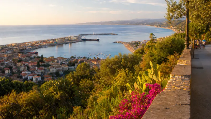 Vibo Marina spiagge sul golfo di Sant'Eufemia con il porto e il lungomare nella luce del tramonto