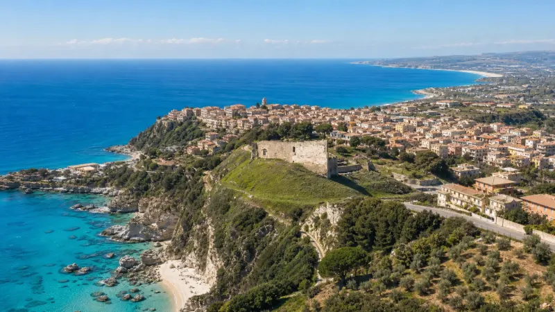 Vibo Valentia cosa vedere: il castello normanno-svevo domina la città e la costa