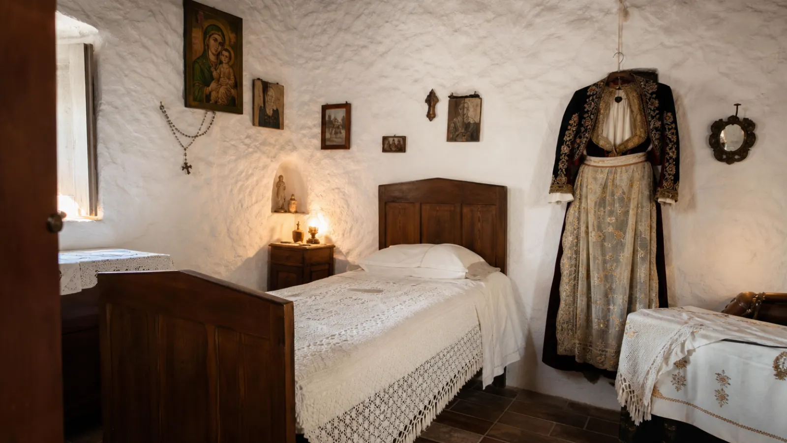 Camera da letto d'epoca ricostruita nel Museo della Civiltà Rupestre e Contadina di Zungri, ospitato in un ex frantoio