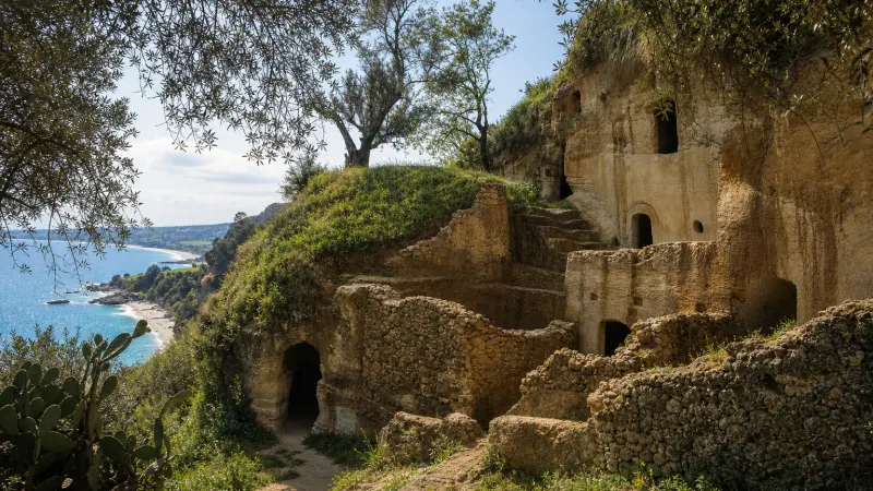 Zungri grotte rupestri: ambienti scavati nella roccia delle Grotte degli Sbariati, nell'entroterra della Costa degli Dei