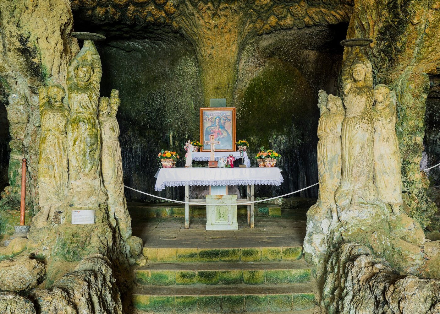 Chiesetta di Piedigrotta scavata nel tufo — Pizzo