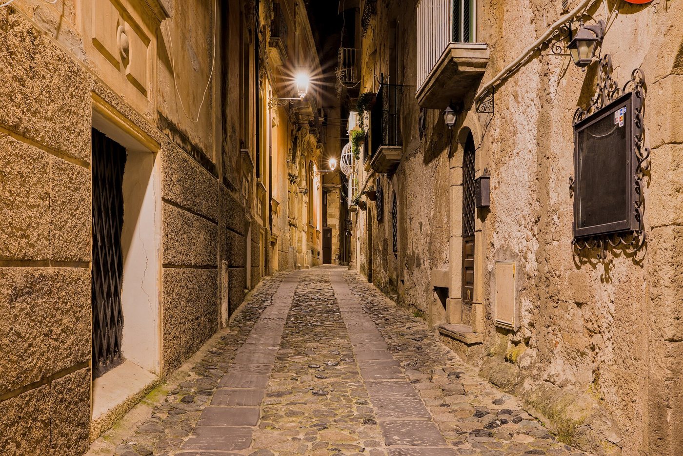 Tropea illuminata di sera