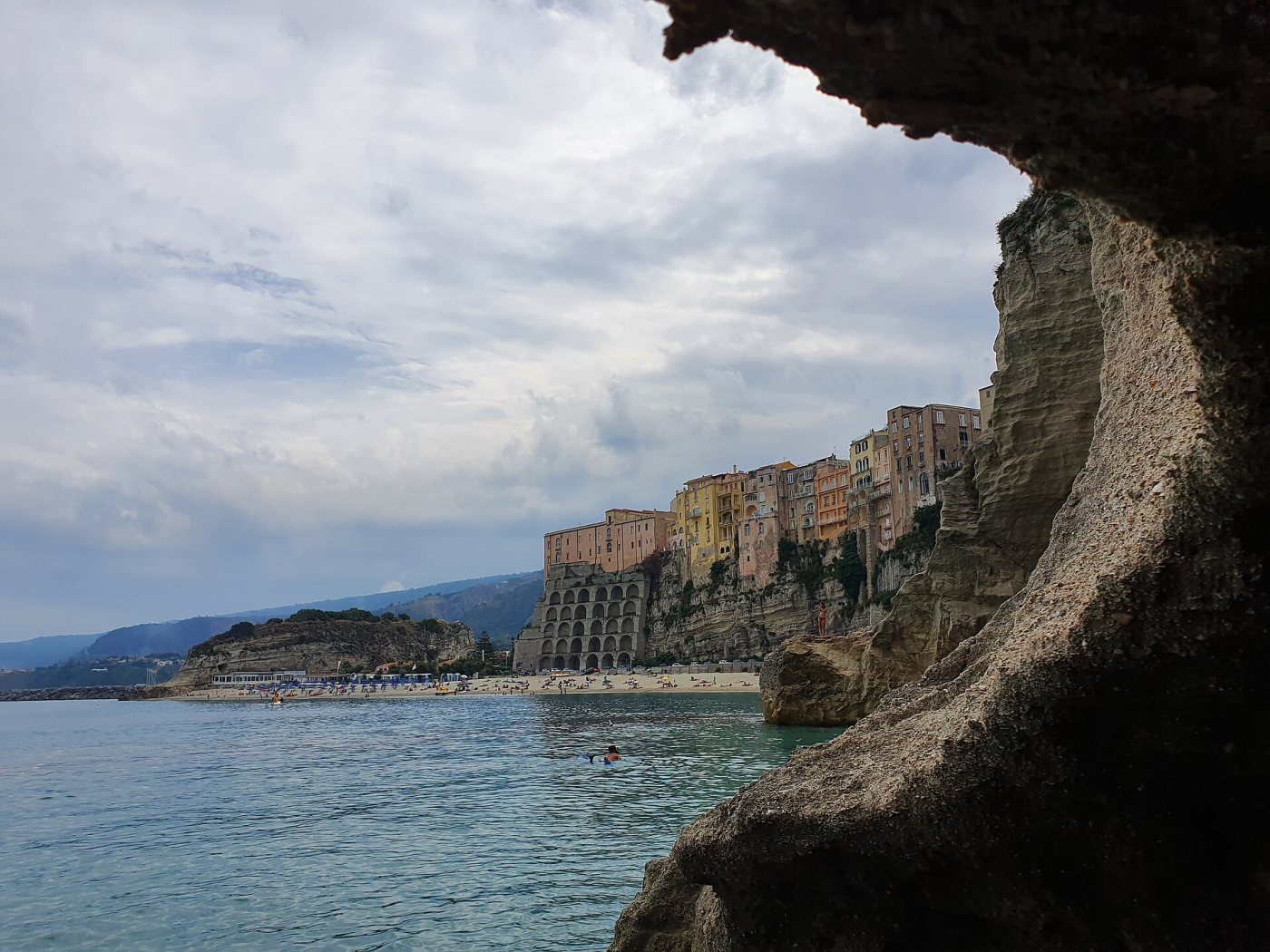 Spiaggia della Rotonda Tropea con Santa Maria dell'Isola